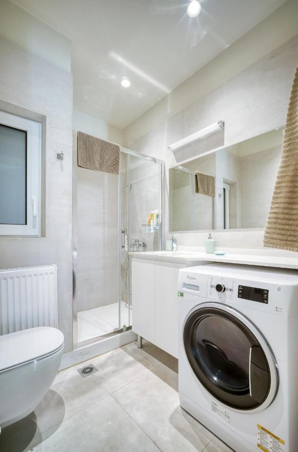 Lovely Sunlit Central Athens 2 Bedroom 2 Bathroom Condo ภายนอก รูปภาพ